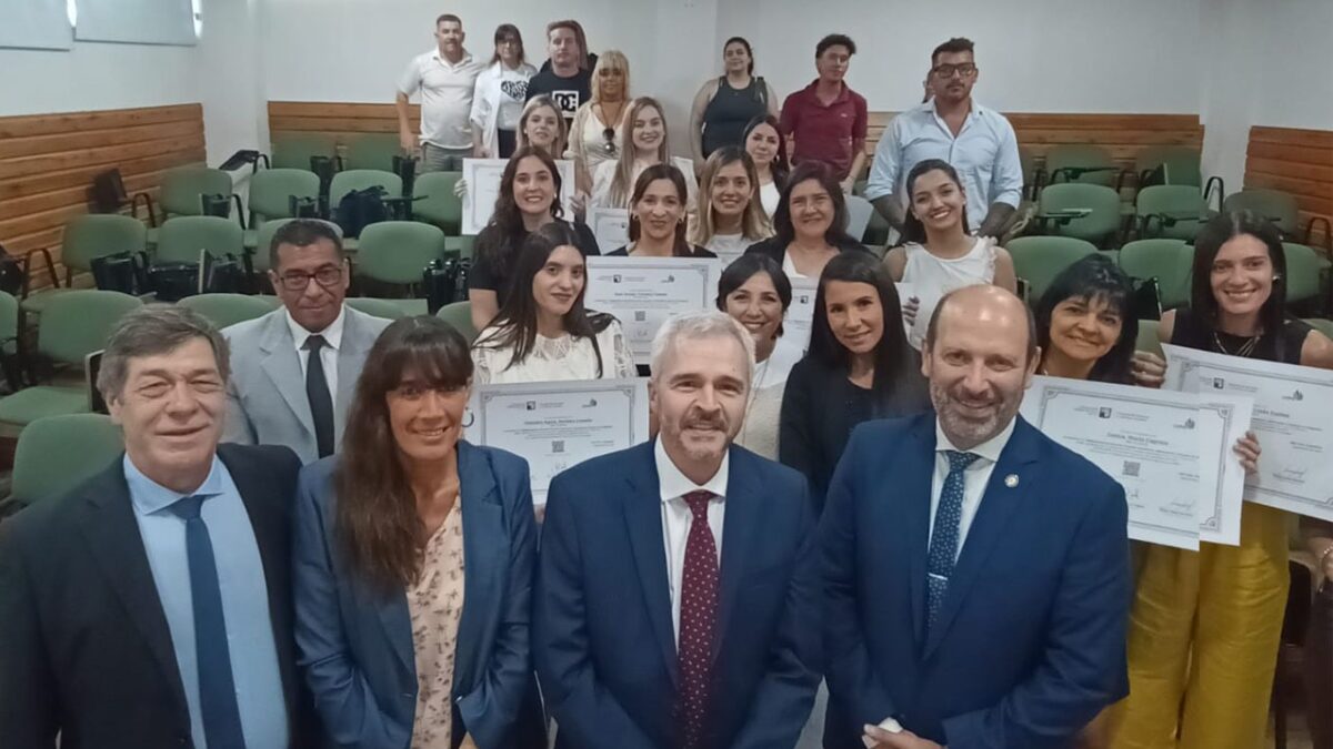 Entrega de certificados a los egresados de la Diplomatura en Derecho Procesal Acusatorio