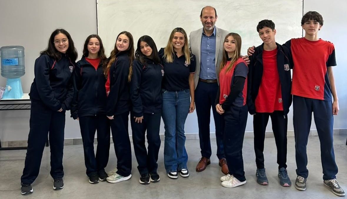El presidente del CAPSL visitó el Colegio San Vicente para dialogar con estudiantes sobre el rol de los abogados